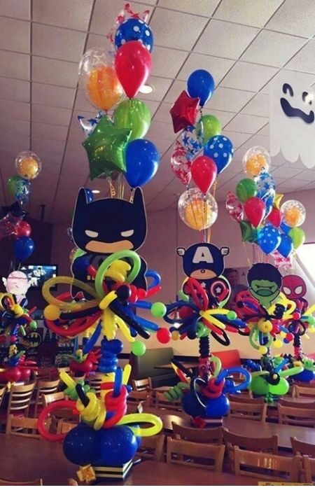 Fiesta de cumpleaños niño de un año en azul con globos y pastel